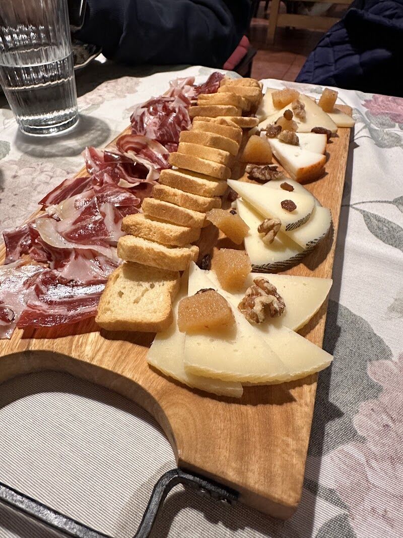 Tabla de quesos con jamón y nueces