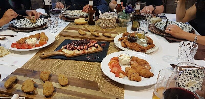 Tapeo variado servido en una mesa de La Trastienda